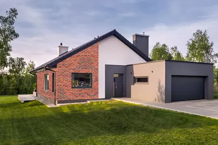 Kuća s na pola napravljenom fasadom