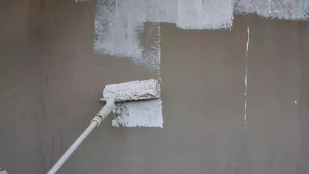 Nanošenje osnovnog premaza na zid