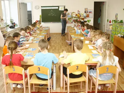 djeca sjede u skoli