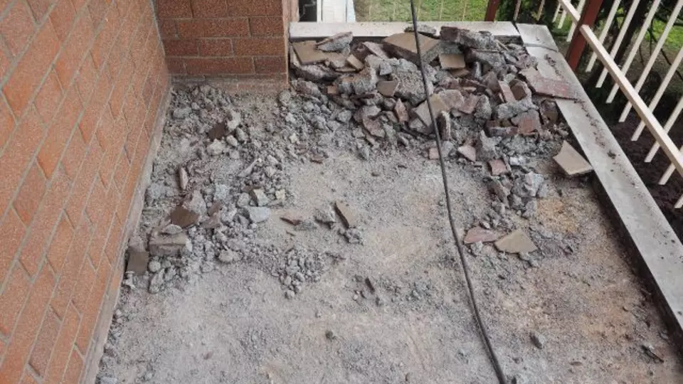 Pod balkona očišćen od starih obloga
