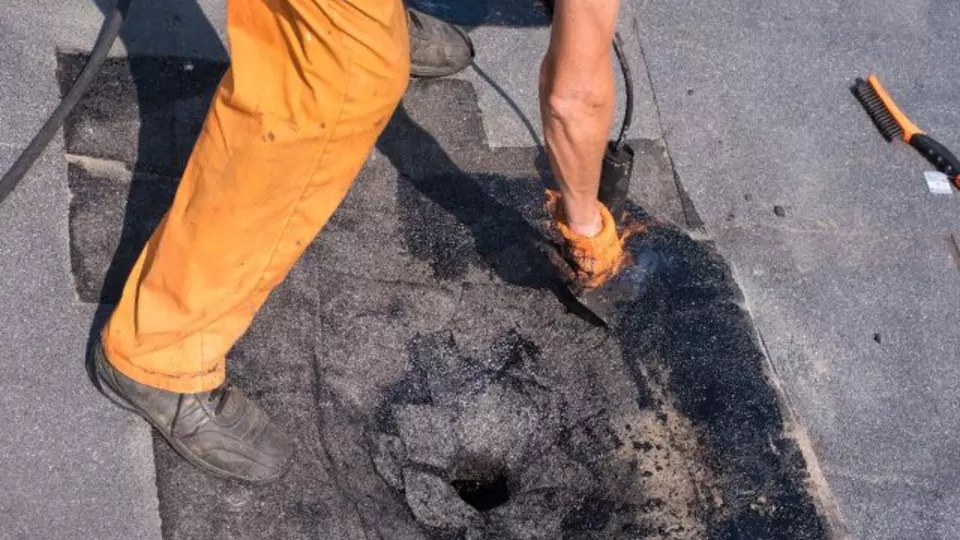 Skidanje stare hidroizolacije s krova