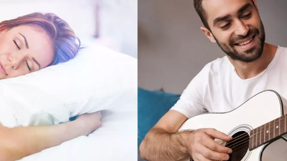 Zena spava u sobi dok muskarac svira gitaru u dnevnom boravku